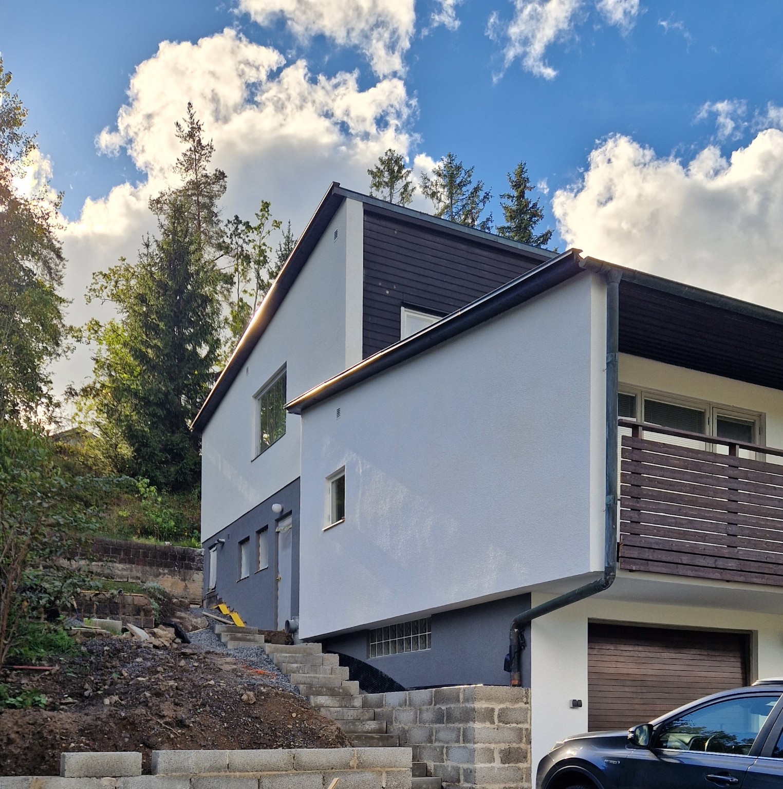 Färdig putsad villa med mörk träpanel