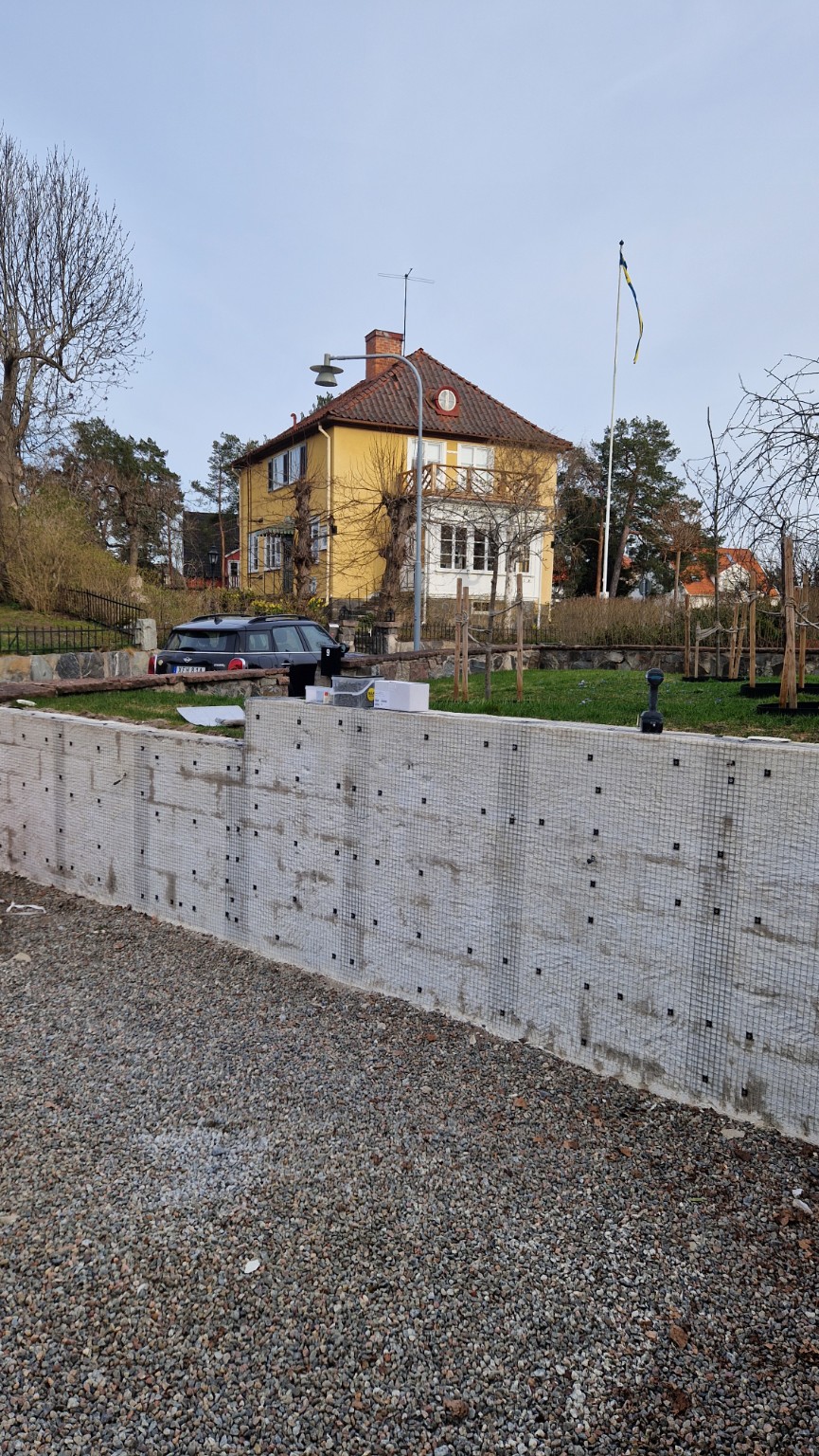 Armeringsnät monterat på mur före putsning